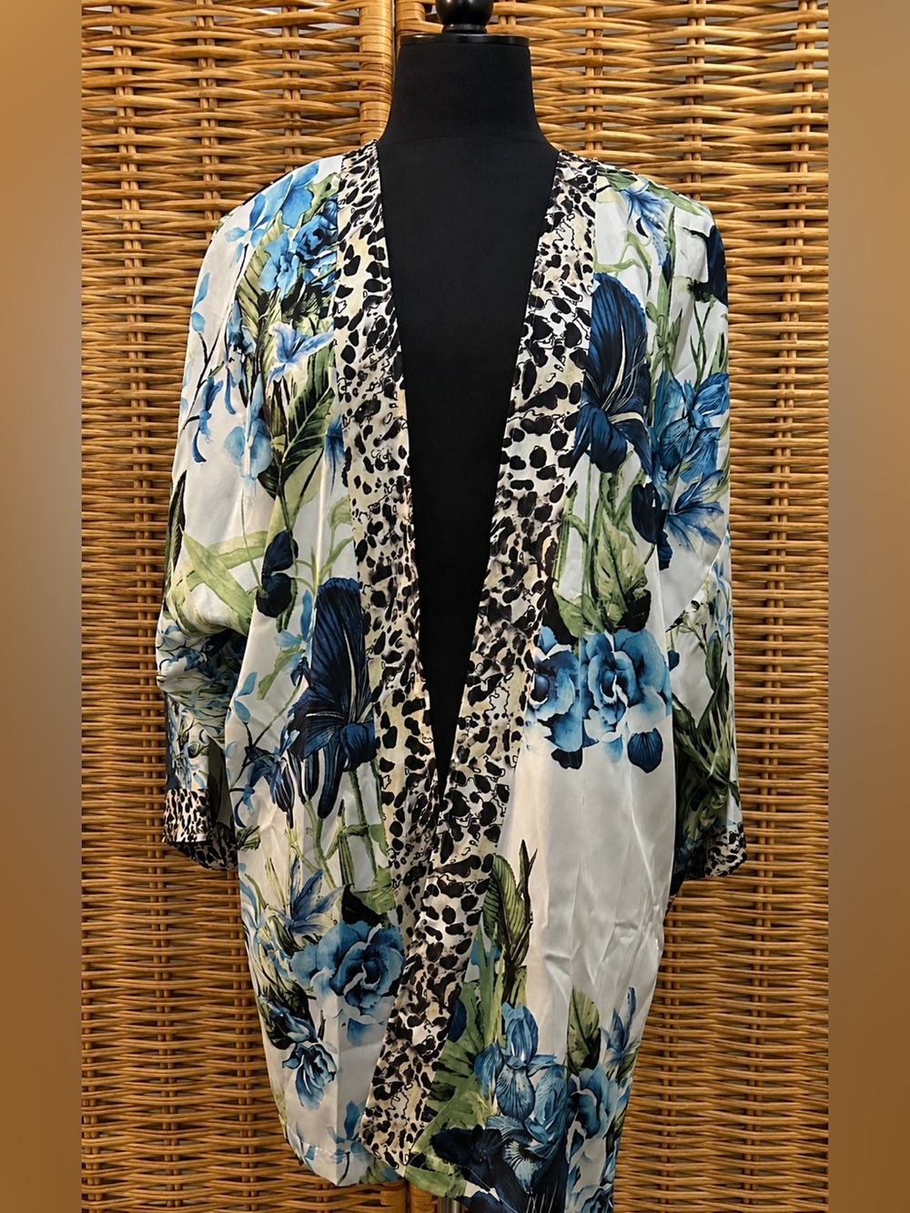 Chico’s Kimono Cardigan Blue Floral & Animal Print 3/4 Sleeve Boho Lightweight - Picture 4 of 12